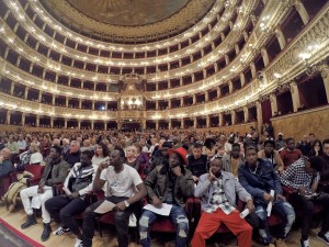 - NAPOLI, 2 MAR  2017 - Africani, asiatici, persone dell'est Europa oggi hanno occupato la platea e i palchi del Teatro San Carlo di Napoli. Per loro il Coro del Massimo partenopeo ha eseguito i più importanti brani corali di alcune delle più note opere liriche. In sala hanno risuonato la Traviata, il Nabucco, Il Trovatore, il Rigoletto di Verdi; la Madama Butterfly di Puccini, la Carmen di Bizet e la Cavalleria rusticana di Mascagni. L'iniziativa è stata promossa dall'assessorato alla Cultura del Comune di Napoli in collaborazione con le associazioni che in città sono impegnate nell'accoglienza e in particolare l'associazione '3 Febbraio'. Un'idea che ha trovato il pieno sostegno dei vertici del San Carlo e che ha consentito a 1300 cittadini stranieri di varcare le porte del San Carlo e di godere della grande musica